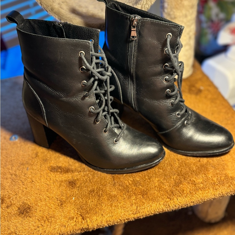 Vero Cuoio Black Lace-Up Boots